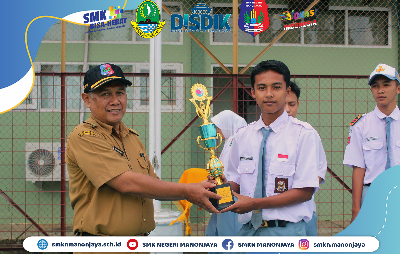 Penyerahan Piala Kejuaraan Juara II Putra Lomba Basket Putra GALAXII 2022